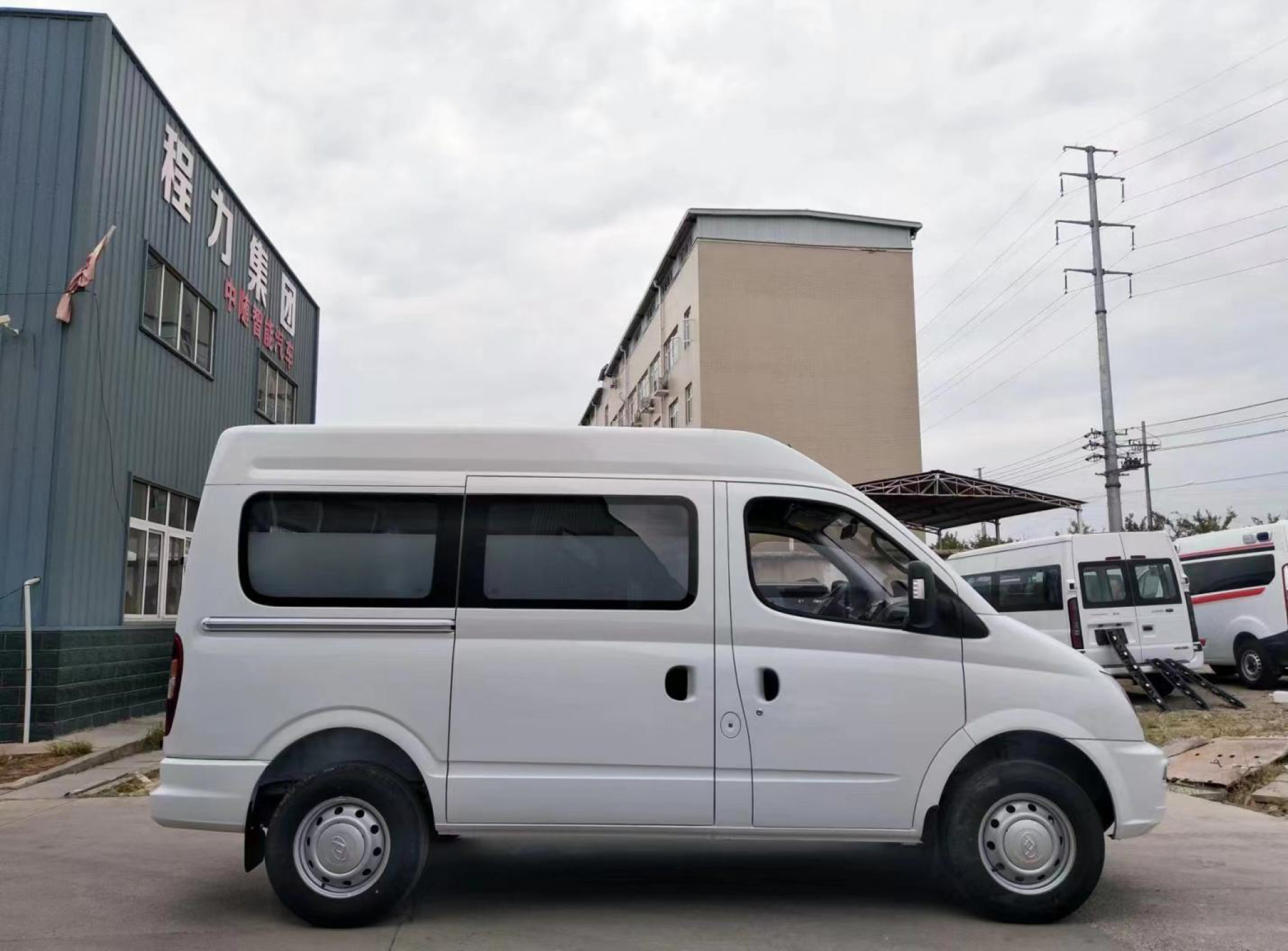 大通V80短軸傷殘轉(zhuǎn)運(yùn)車(chē)