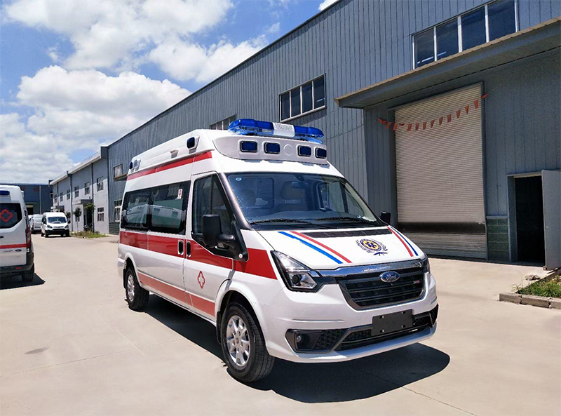 福特V348長軸高頂轉(zhuǎn)運救護車