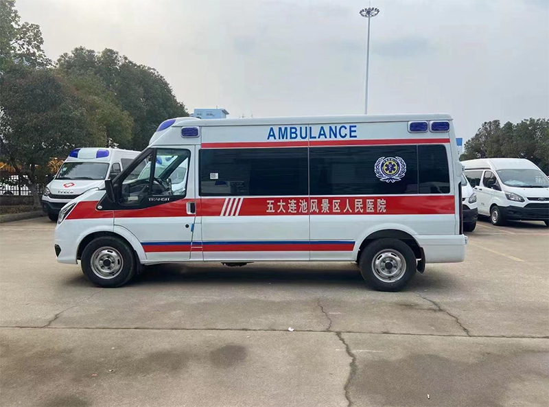 福特V348長(zhǎng)軸中頂監(jiān)護(hù)救護(hù)車