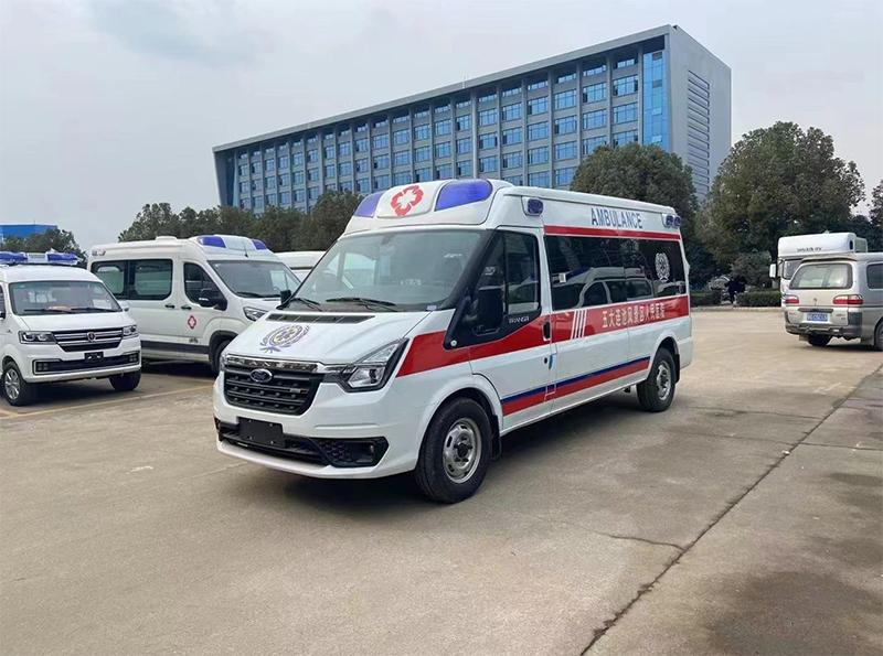 福特V348長(zhǎng)軸中頂轉(zhuǎn)運(yùn)救護(hù)車(chē)