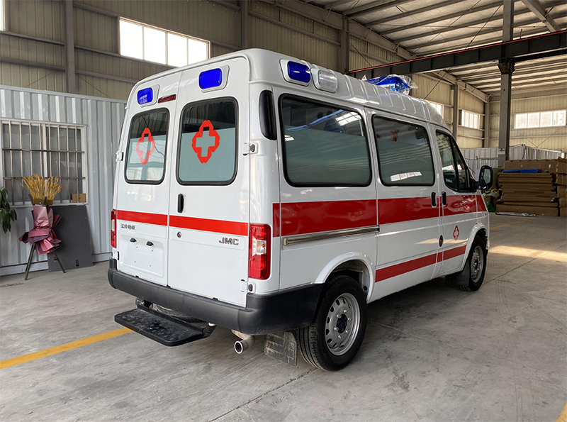 江鈴特順短軸監(jiān)護(hù)型救護(hù)車
