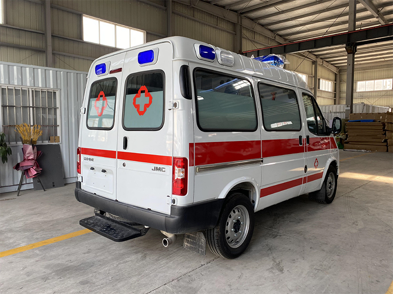 江鈴特順短軸轉(zhuǎn)運(yùn)型救護(hù)車