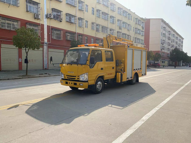 五十鈴雙排帶吊1200方排水救險(xiǎn)車(chē)