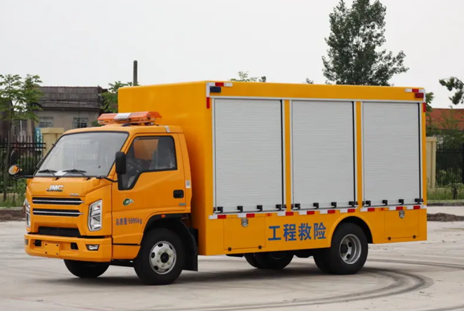 江鈴2000方雙排救險(xiǎn)車(chē)