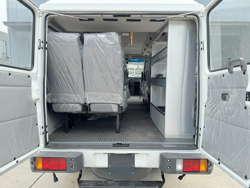 依維柯四驅(qū)越野運(yùn)兵車(chē)